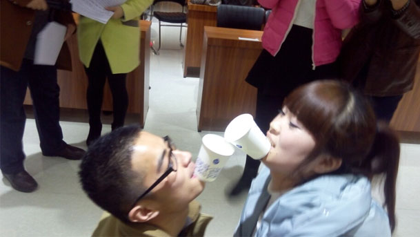 联谊会纸杯接水